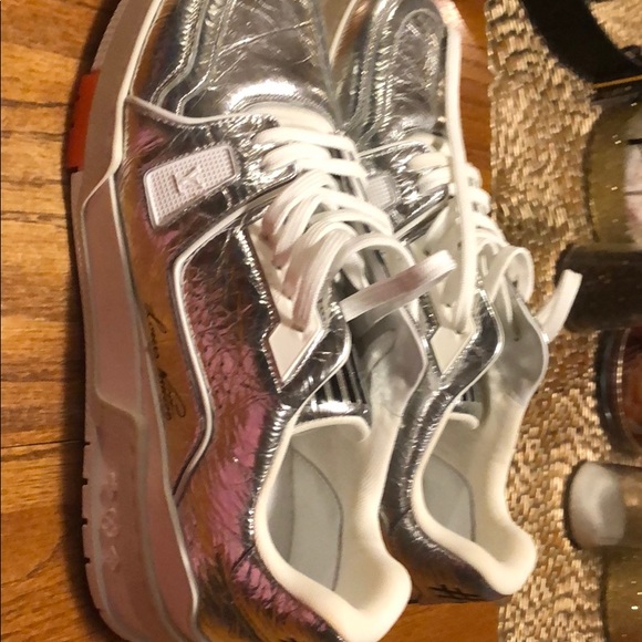 Louis Vuitton shoes - Picture 2 of 4